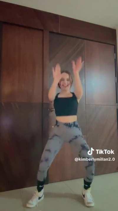 Como me calienta verla en ropa deportiva