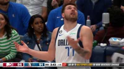 [Highlight] Scott Foster begs for help on the out-of-bounds call