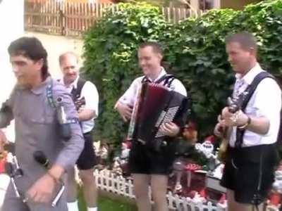 Please rise for the German Anthem