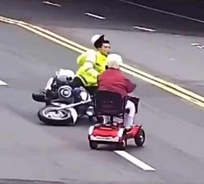 Old lady going in wrong way on motorway intercepted a cop on bike [China]