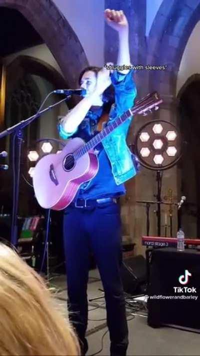 This is one of my favorite Hozier moments. It's too cute! 😂