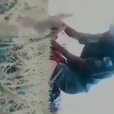 O cara é bandido gente, cuidado.