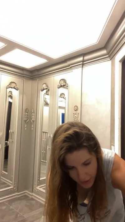 Downblouse Nipslip - Get Her Folder