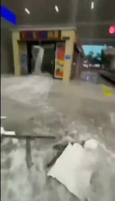 Enquanto isso em Zhengzhou, China, hoje choveu 200 mm em *uma hora*. A crise climática é real e global. Ficará cada vez mais normal ver cenas assim. Vídeos postados nas redes sociais chinesas — NSFW, especialmente o final.
