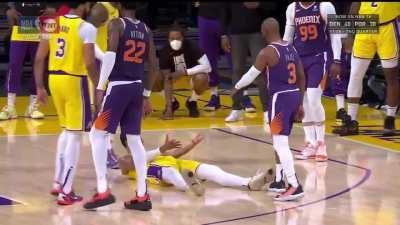 [Highlight] Chris Paul offers to help up Kuzma, Lebron intervenes