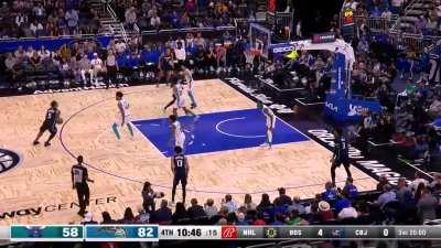 [Highlight] Paolo Banchero hits the stepback 3 to secure his 6th straight game with 20+ points