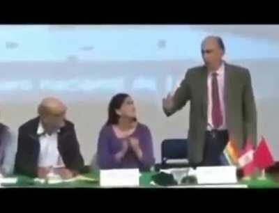 No les pido que voten por la extrema derecha ni webadas, solo les digo que vean por quien están votando en verdad. Juzguen el video por ustedes mismos y vean que Veronika no solo acompaña, sino que aplaude al terrorista que está junto a ella. 🥱