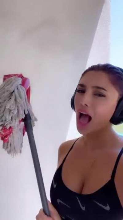 Ses gros seins qui debordent la