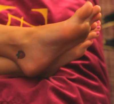 Katy Perry - Close up of her soles in a NRJ commercial