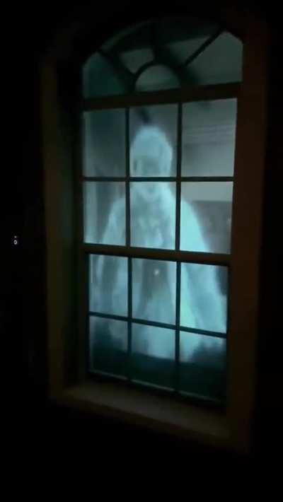 Мужик купил проектор и соседей развлекает 