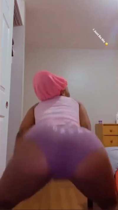 When she look back 🥜 💦