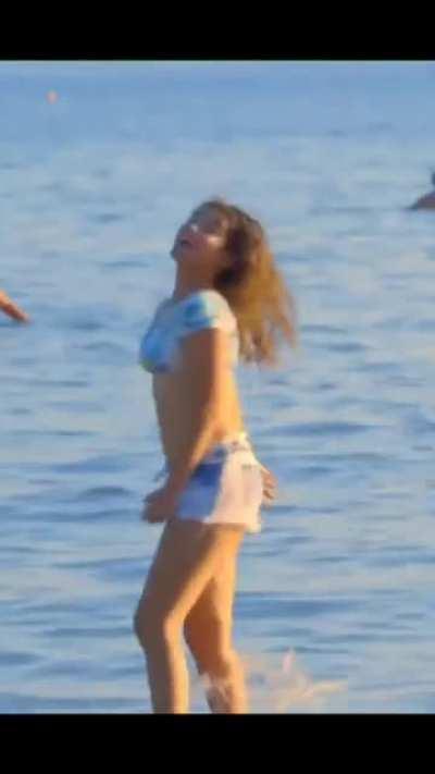 Liza Soberano's fit beach body.