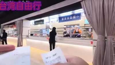 一名中国游客进入台北市政府的餐厅用餐，一共消费90元台币。男子感慨政府大楼居然进出自如，而在大陆想进入政府大楼就很难，他回忆此前在央视工作时，实习生一顿饭要花费20元，而有编制的员工只需要花费5元。