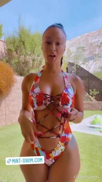 1/2 She's body goals 🔥👙