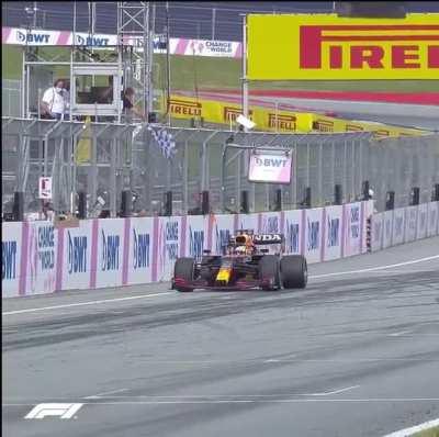 Lewis fanboi be like : OmG tHaT iS DiSReSpEcTfUl tO OuR 7 TiME ChAmP 😭