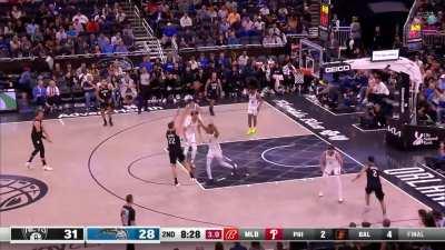 [Highlight] Franz Wagner with the hesi stepback jimbo over Nic Claxton