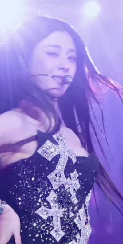 LE SSERAFIM - Yunjin