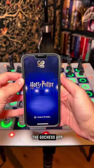 «Волшебные» шахматы как в Гарри Поттере выпустила американская Particula — в них есть онлайн-режим против реальных игроков и ИИ-соперник на 32 уровня сложности.