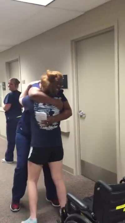 Парализованная пациентка навестила свою медсестру и удивила ее