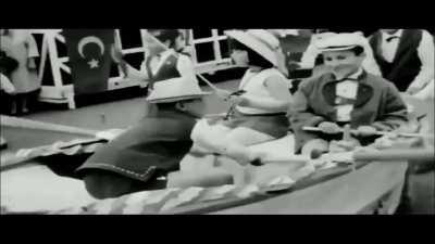 O kadar iyi bir video ki her milli bayram da aklıma bu video geliyor