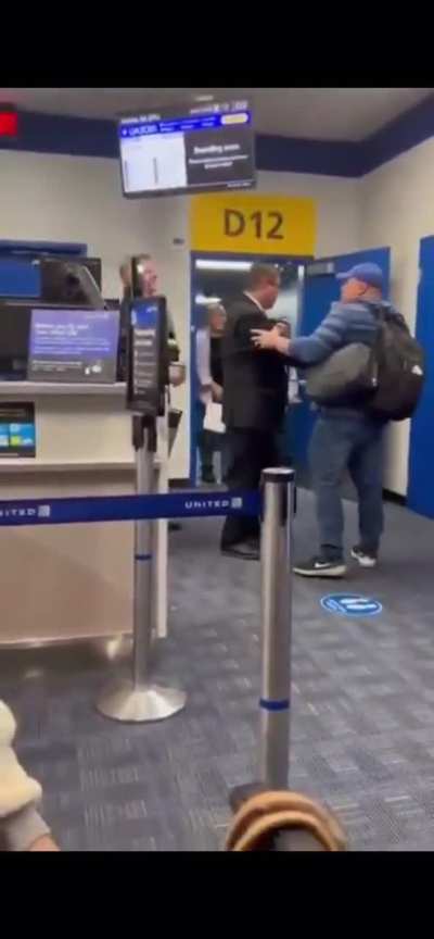 Man knocks out gate agent at IAD