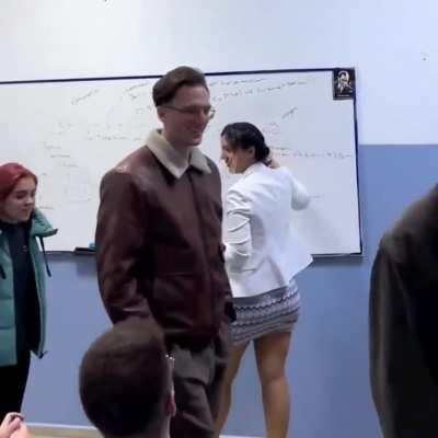 📌 KPSS öğretmeni fenomen oldu. Sosyal medyayı ikiye böldü.