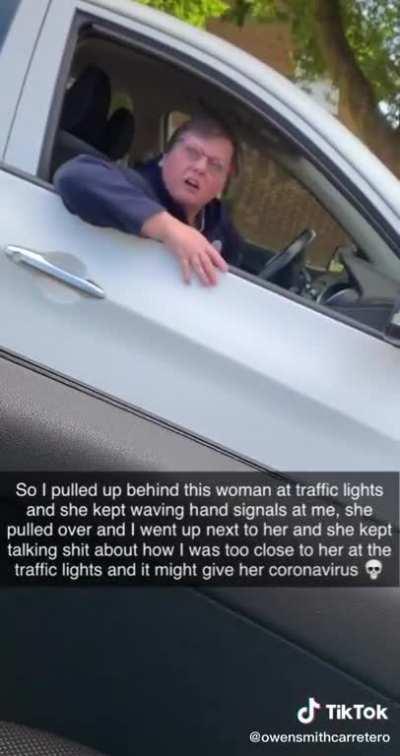 British Karen yells that car parked next to her isn't 2 metres apart.