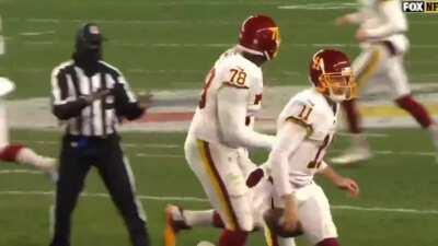 [Highlight] Alex Smith with a million-IQ play and smile to take the ball off the field to stop the clock for a last-second FG