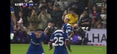 Enzo and Caicedos reaction to Mudrycks goal 