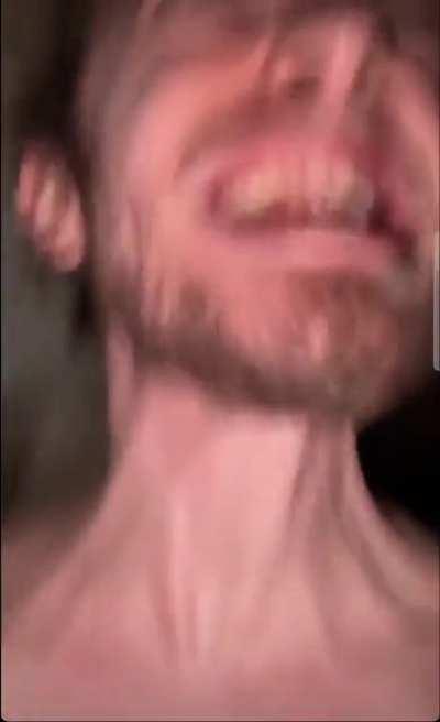 Quando tua madre ti tira uno schiaffo davanti ai tuoi amici,ma tu vuoi fare il forte