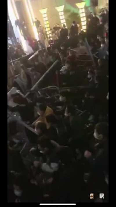 Chinese workers confront police with guardrails and steel pipes