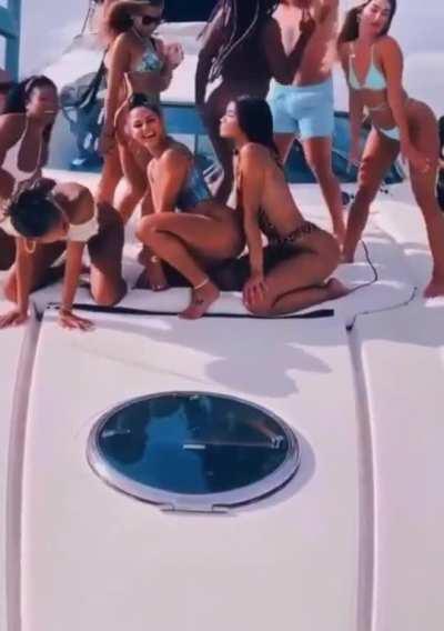 Is it just me or is Yovanna looking insecure who’s that girl next to her she’s perfect 😍