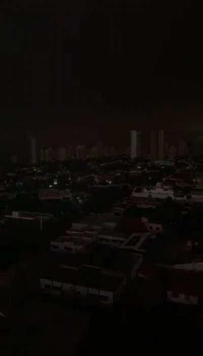 Timelapse da tempestade de poeira que atingiu Campo Grande/MS hoje