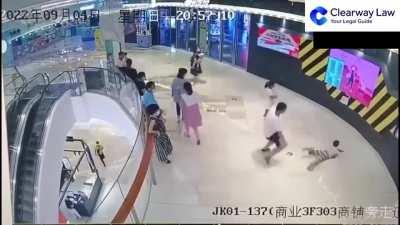 Man goes completely off the rails in a mall- holy shit