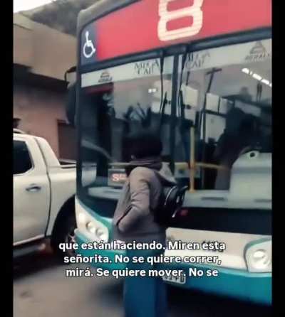 Una joven se paró frente a una unidad de la línea 8 luego de una ruptura amorosa con el chofer