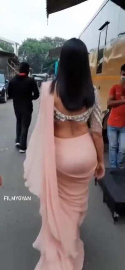 Mrunal Thakur slo mo hip shake