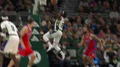 [Highlight] Giannis beautifully threads the needle for the Jrue Holiday slam