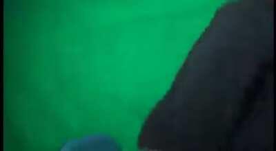 (Glassiger) Reiner beginnt einen Vlog mit einem Rülpser, zeigt uns seine Hose, die auf halb acht hängt, und rumpelt hinter der Kamera (circa 2017)