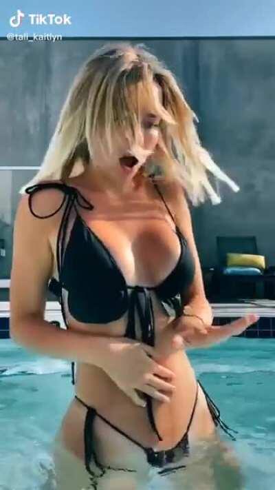 Seyx blonde in the pool