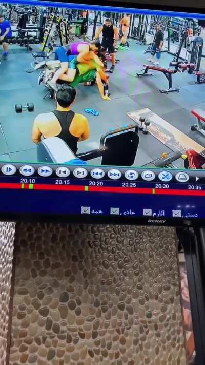 Straight guys at the gym be like