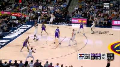 [Highlight] Nikola Jokic, top 3 passer in the league, shows off with a filthy no look pass