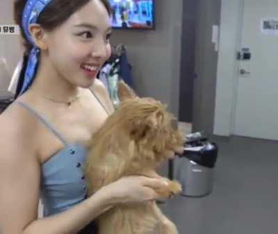200716 - Nayeon with boo