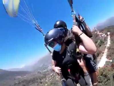 Afirmate bien ! Haciendo Parapente sujeto queda colgando y ...