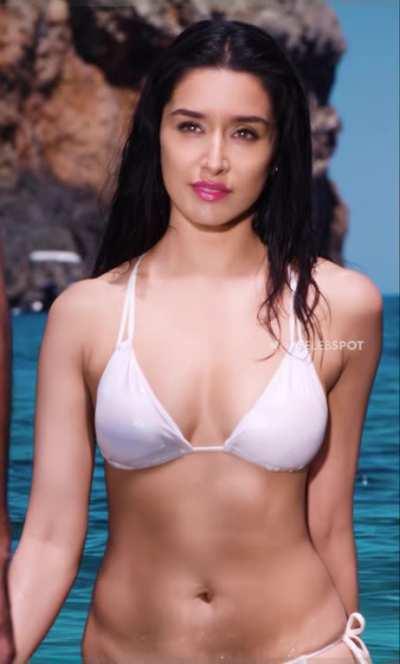 Shraddha kapoor bikini show 🥵