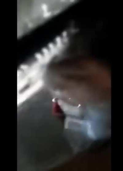 Russa (eu acho) muito louca, fod*endo a vida de Uber no Aeroporto do Galeão/RJ. #tatodomundoloko