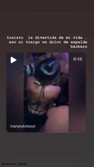 Mánelik azotando sus nalgas