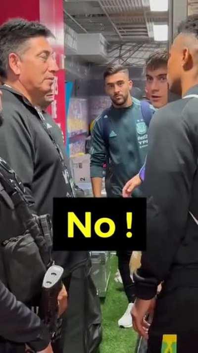 Jugador de Jamaica va a pedir una camiseta y le dicen no woman no cry.