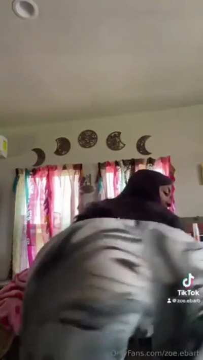 21 Seconds of her bent over shaking it in the camera