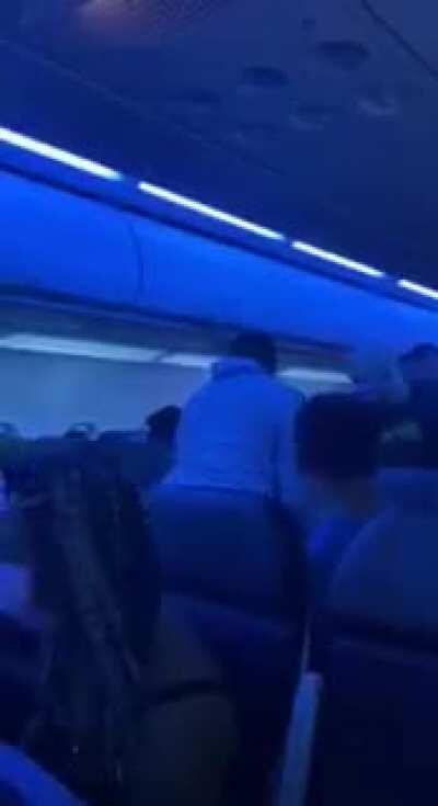 Авиалайнер аварийно приземлился в Сиэтле. Причиной стал мужчина, который угрожал убить всех пассажиров, если те не признают, что Иисус Христос был чернокожим