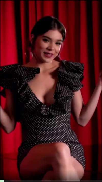 Hailee Steinfeld, leggy